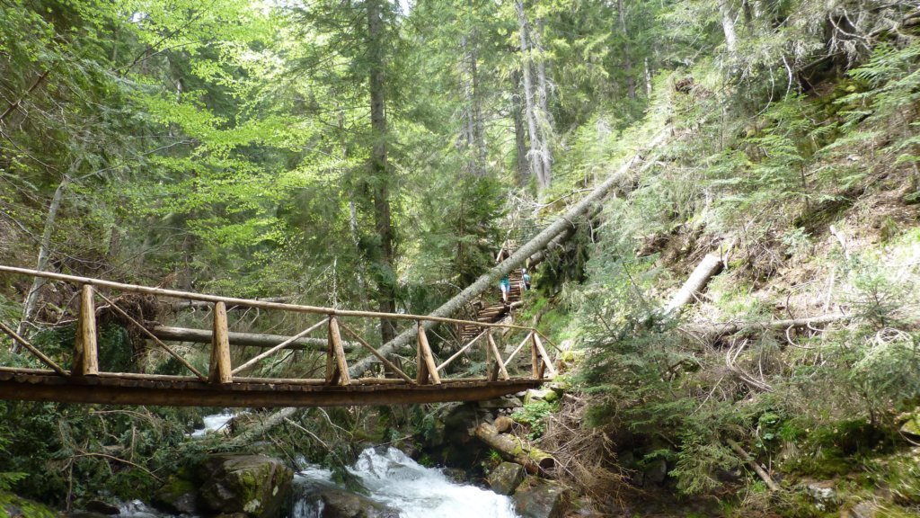 http://www.tonyco.net/pictures/Canyon_Waterfalls_Smolyan_16_05_2015/photo66.jpg