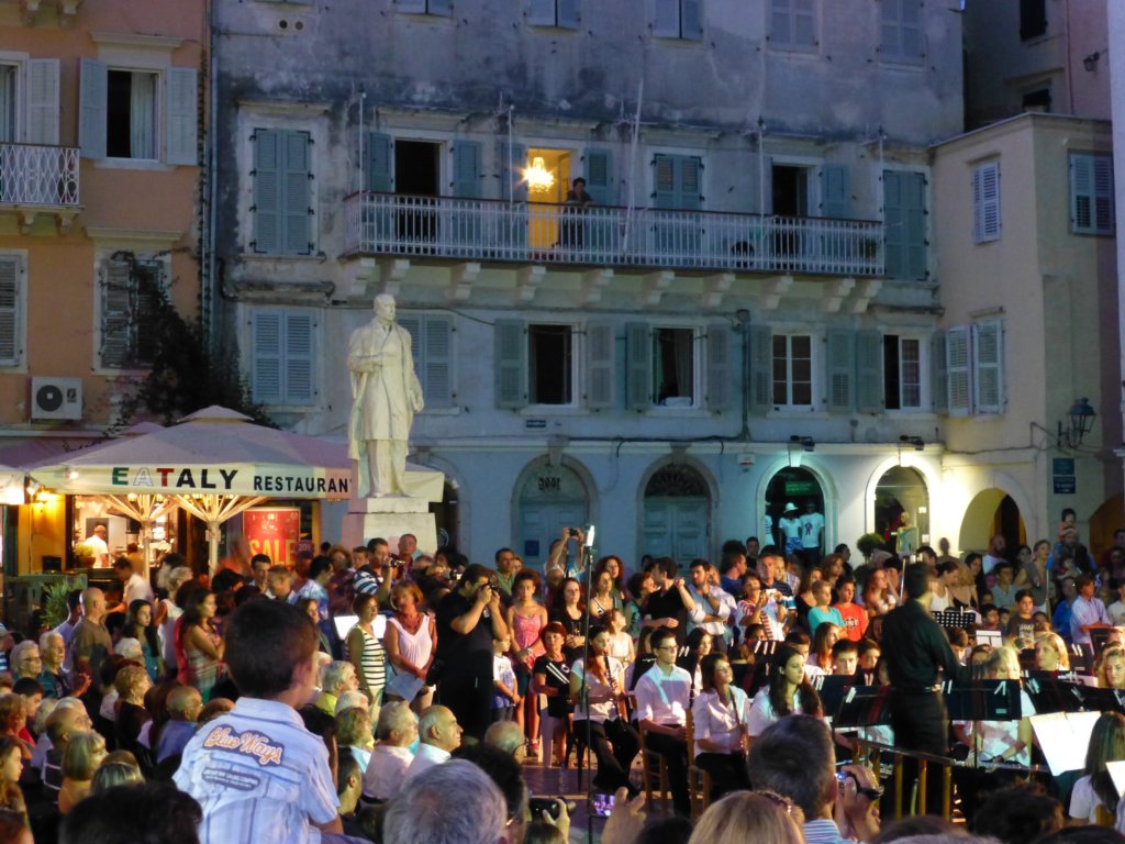 http://www.tonyco.net/pictures/Corfu_18_07_2013/bynight11.jpg