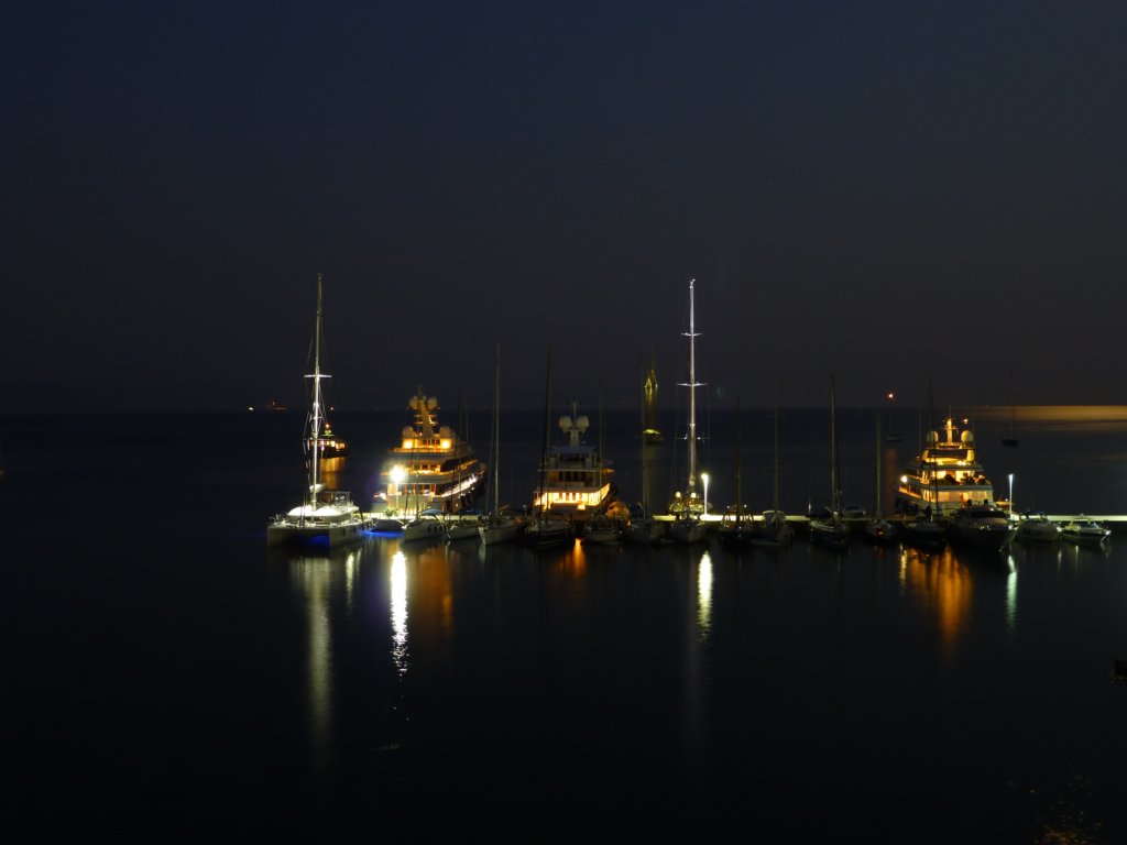 http://www.tonyco.net/pictures/Corfu_18_07_2013/bynight18.jpg