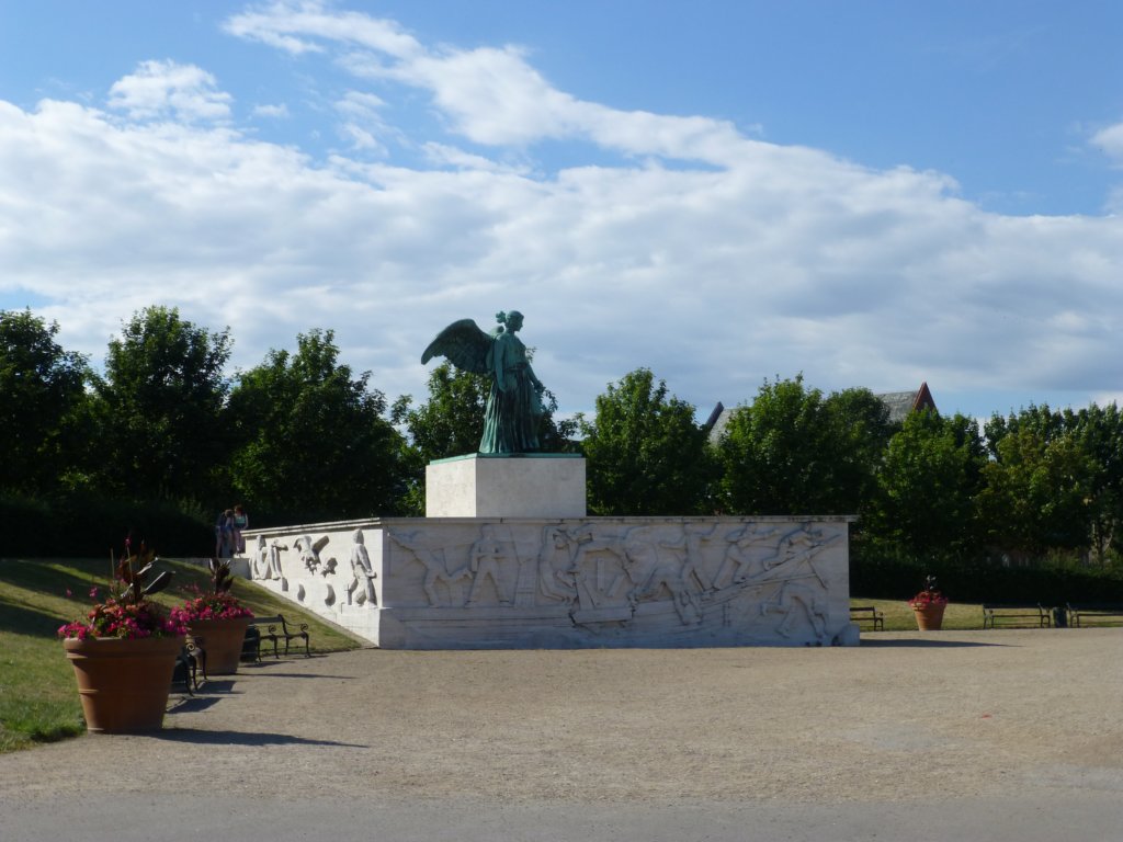 http://www.tonyco.net/pictures/Euro_Trip_2018/Copenhagen/seafarersmonument.jpg