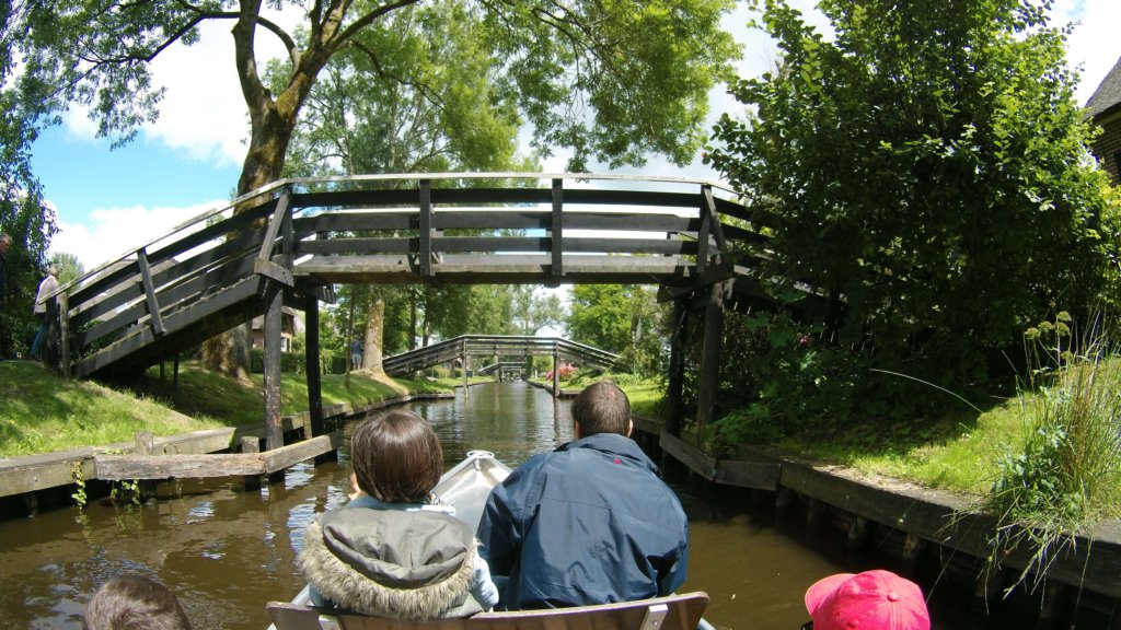 http://www.tonyco.net/pictures/Euro_Trip_2018/Giethoorn/photo10.jpg