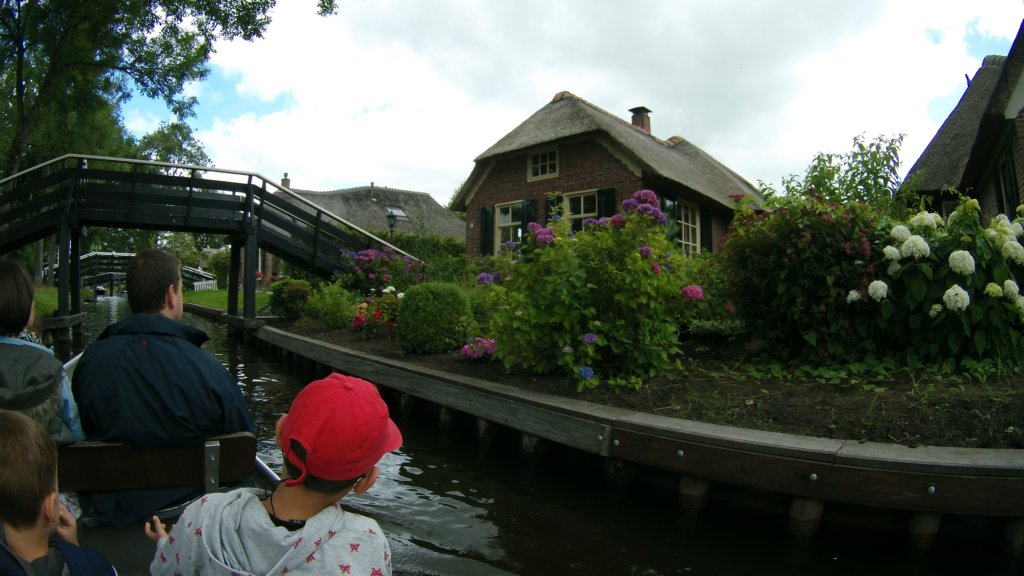 http://www.tonyco.net/pictures/Euro_Trip_2018/Giethoorn/photo11.jpg