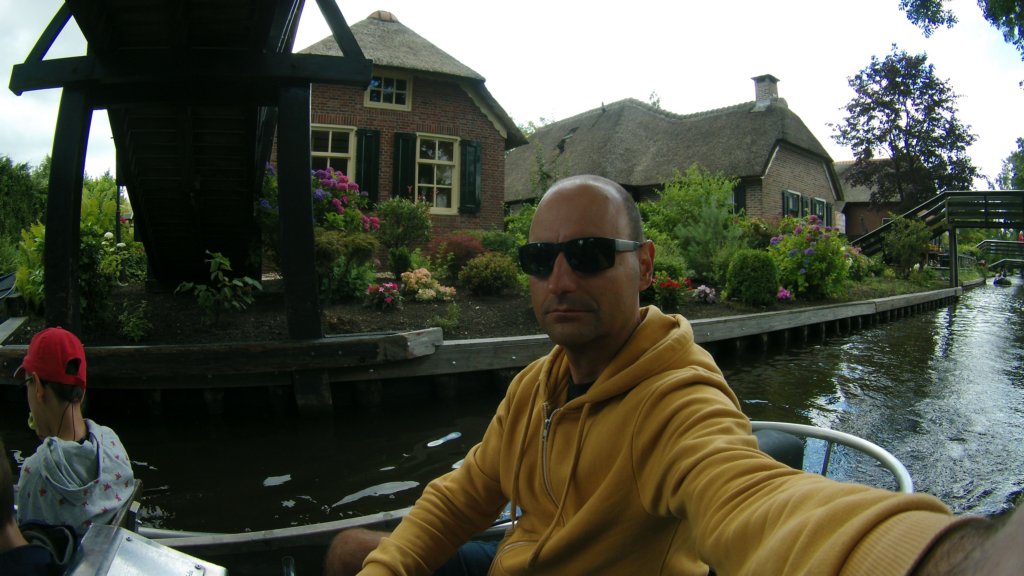 http://www.tonyco.net/pictures/Euro_Trip_2018/Giethoorn/photo12.jpg