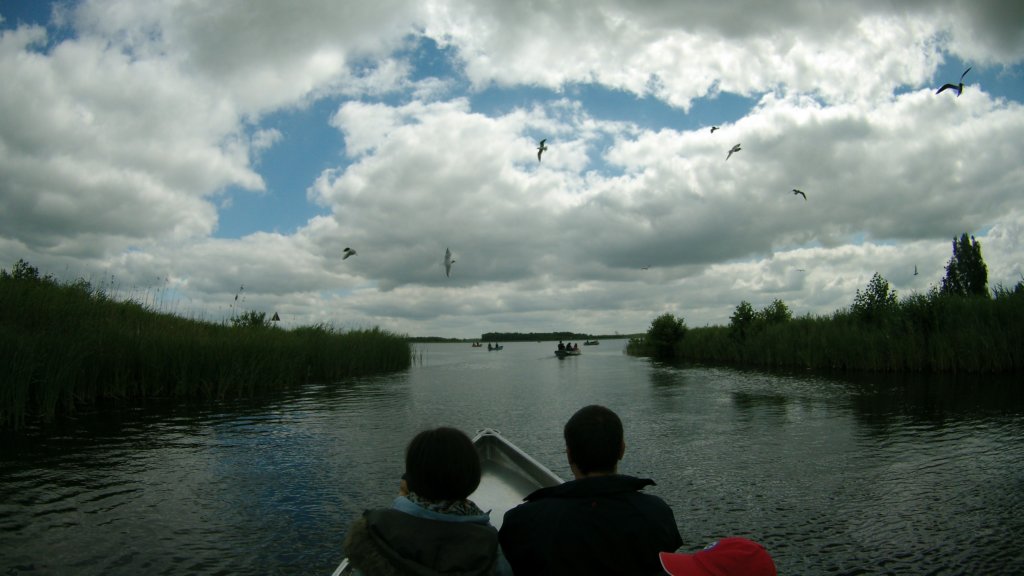 http://www.tonyco.net/pictures/Euro_Trip_2018/Giethoorn/photo21.jpg