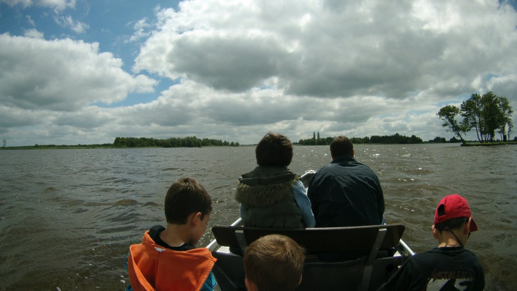 http://www.tonyco.net/pictures/Euro_Trip_2018/Giethoorn/photo28.jpg