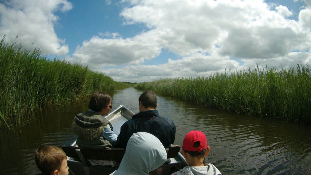 http://www.tonyco.net/pictures/Euro_Trip_2018/Giethoorn/photo33.jpg