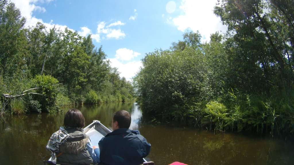 http://www.tonyco.net/pictures/Euro_Trip_2018/Giethoorn/photo38.jpg