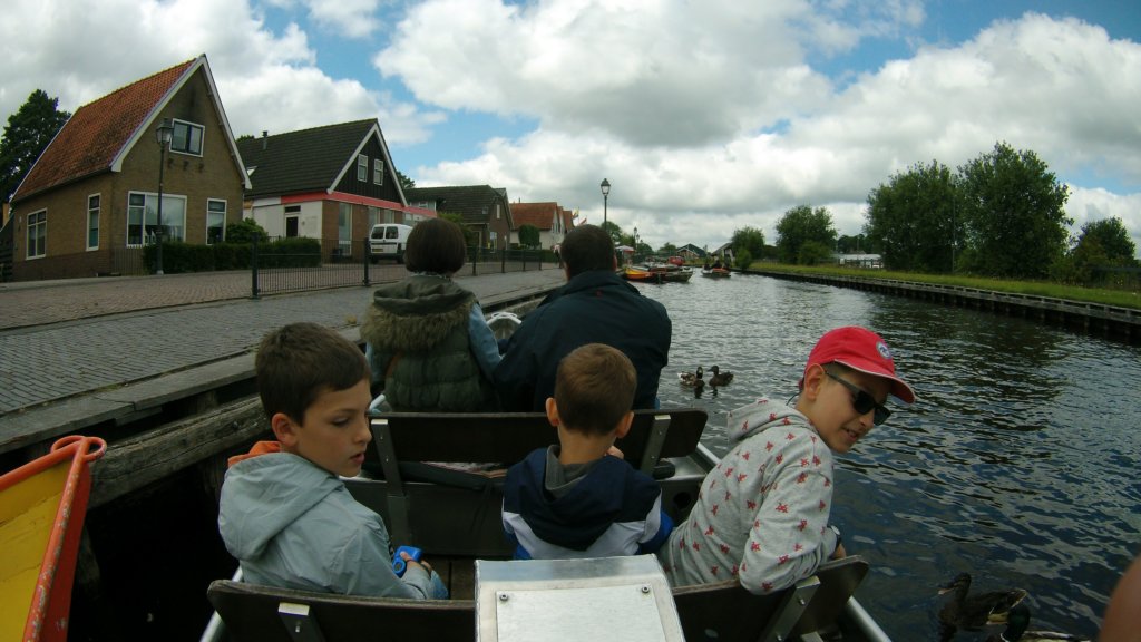 http://www.tonyco.net/pictures/Euro_Trip_2018/Giethoorn/photo4.jpg