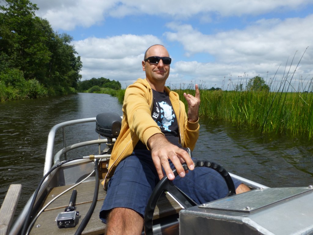 http://www.tonyco.net/pictures/Euro_Trip_2018/Giethoorn/photo42.jpg