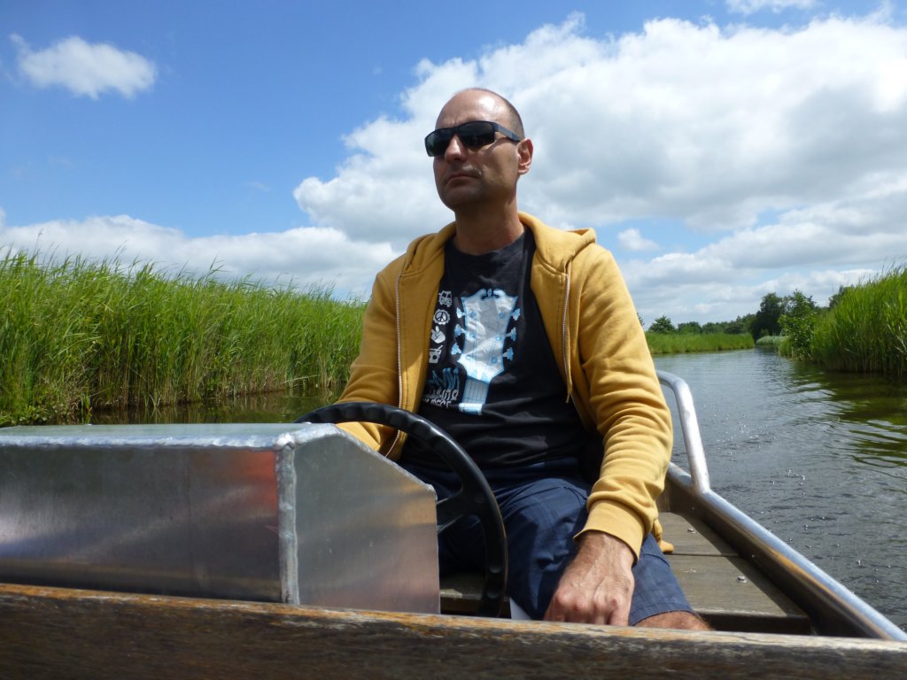 http://www.tonyco.net/pictures/Euro_Trip_2018/Giethoorn/photo52.jpg