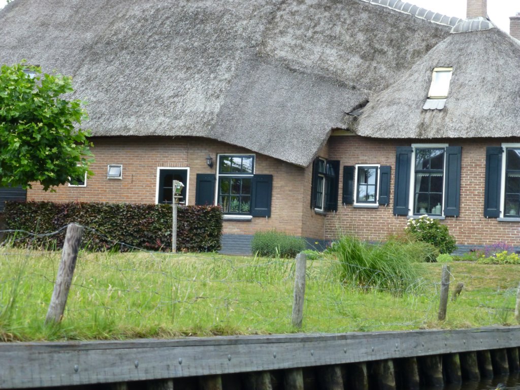 http://www.tonyco.net/pictures/Euro_Trip_2018/Giethoorn/photo58.jpg