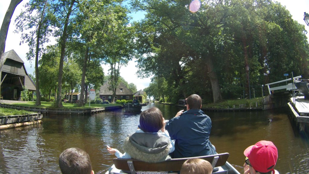 http://www.tonyco.net/pictures/Euro_Trip_2018/Giethoorn/photo6.jpg