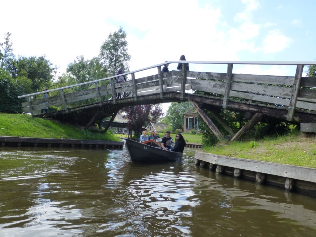 http://www.tonyco.net/pictures/Euro_Trip_2018/Giethoorn/photo63.jpg