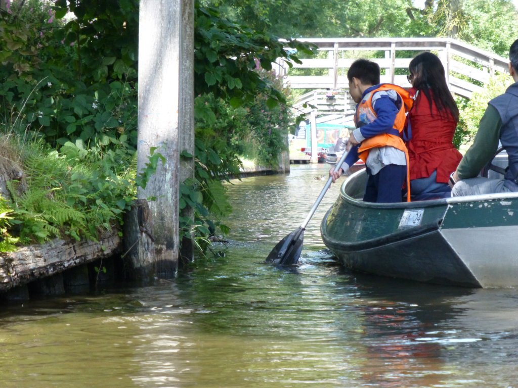 http://www.tonyco.net/pictures/Euro_Trip_2018/Giethoorn/photo65.jpg