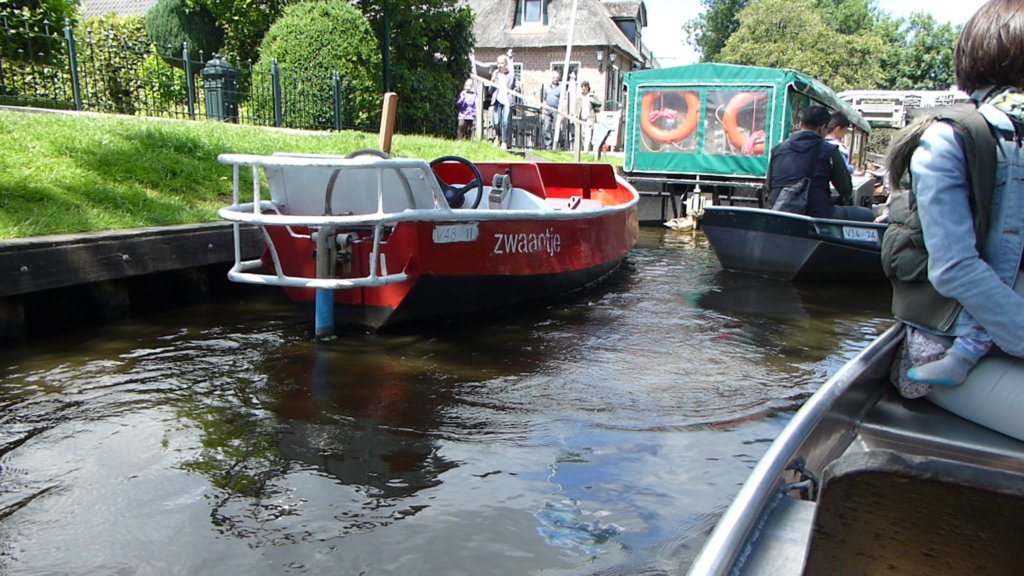 http://www.tonyco.net/pictures/Euro_Trip_2018/Giethoorn/photo66.jpg