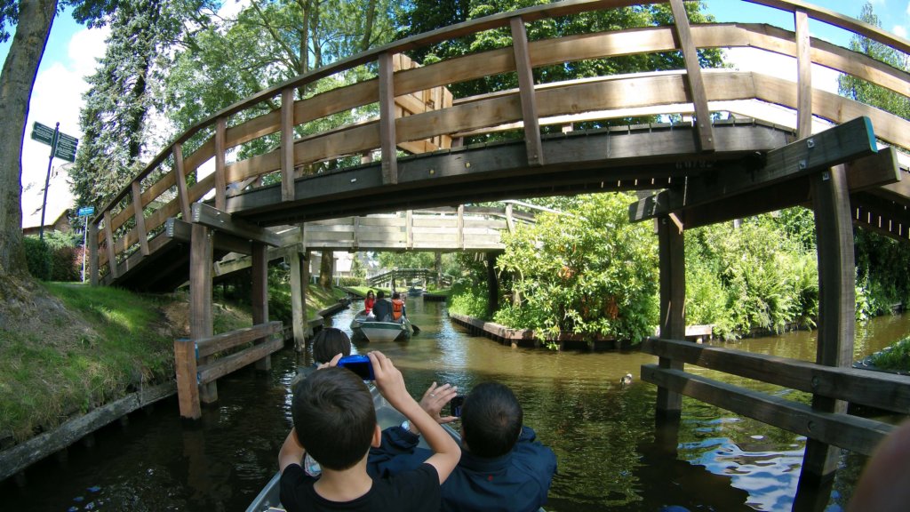 http://www.tonyco.net/pictures/Euro_Trip_2018/Giethoorn/photo70.jpg