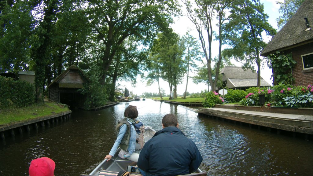 http://www.tonyco.net/pictures/Euro_Trip_2018/Giethoorn/photo76.jpg