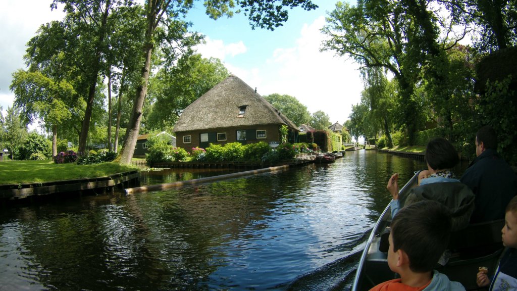 http://www.tonyco.net/pictures/Euro_Trip_2018/Giethoorn/photo8.jpg