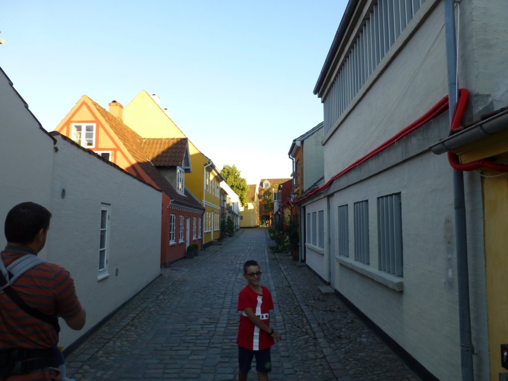 http://www.tonyco.net/pictures/Euro_Trip_2018/Odense/photo15.jpg