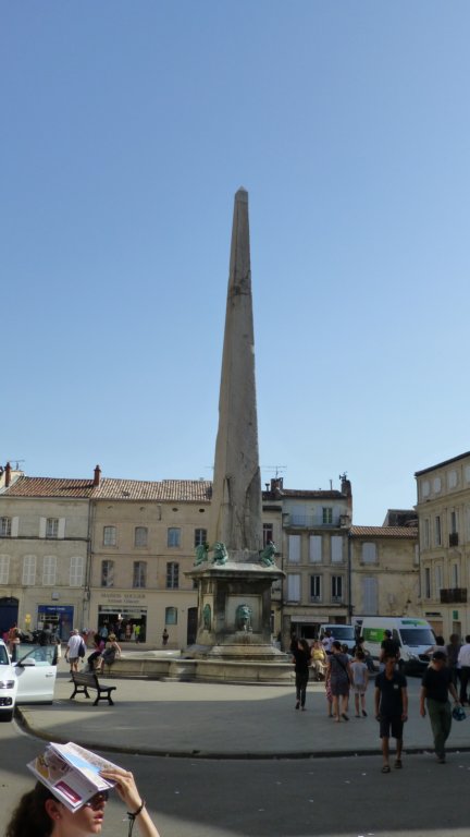http://www.tonyco.net/pictures/Family_trip_2015/Arles/obelisquedarlesplacedelarepublique.jpg