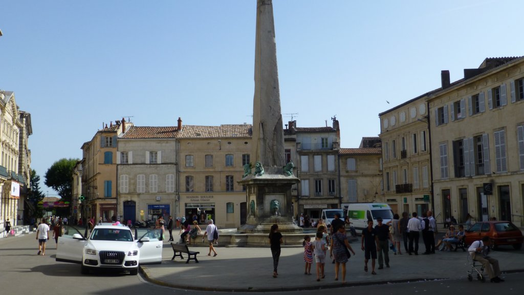 http://www.tonyco.net/pictures/Family_trip_2015/Arles/placedelarepublique.jpg