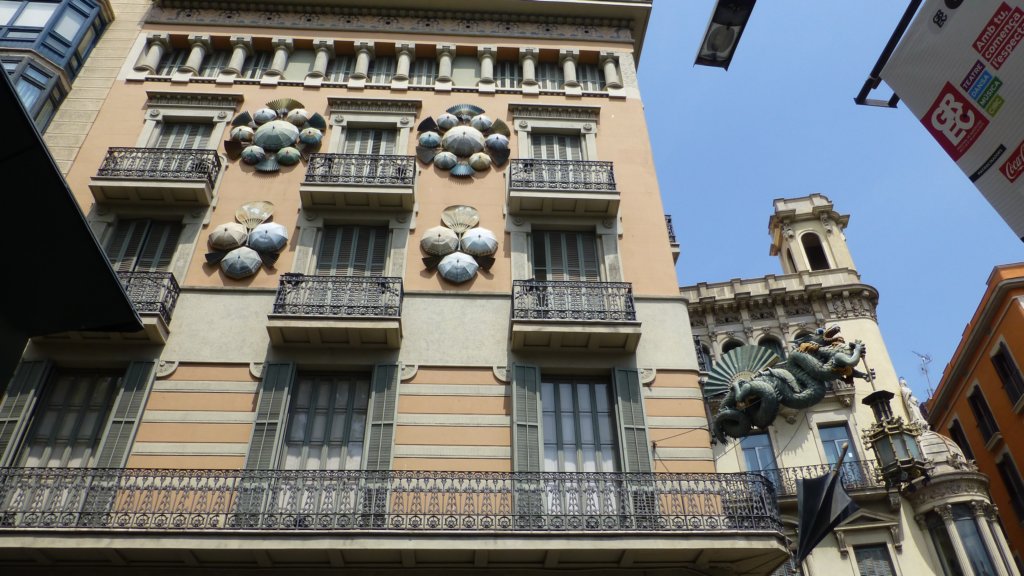 http://www.tonyco.net/pictures/Family_trip_2015/Barcelona/Barcelona/casabrunoquadros.jpg