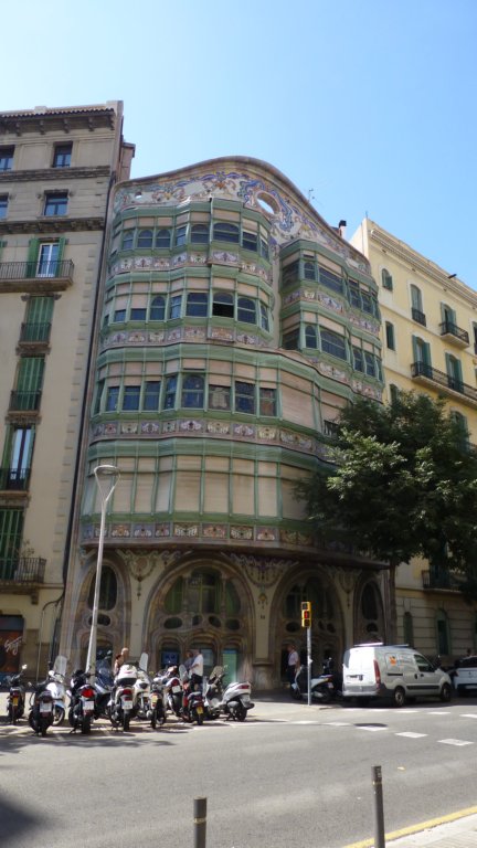 http://www.tonyco.net/pictures/Family_trip_2015/Barcelona/Barcelona/casacomalat5.jpg