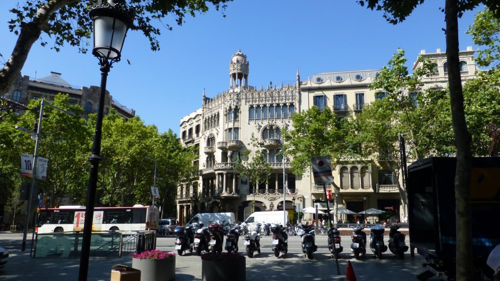 http://www.tonyco.net/pictures/Family_trip_2015/Barcelona/Barcelona/casalleomorera.jpg
