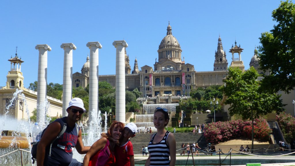 http://www.tonyco.net/pictures/Family_trip_2015/Barcelona/Barcelona/fontmagicademontjuic6.jpg