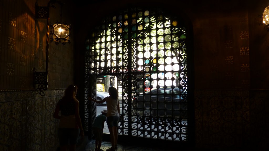 http://www.tonyco.net/pictures/Family_trip_2015/Barcelona/Barcelona/palaudelbaroquadras9.jpg