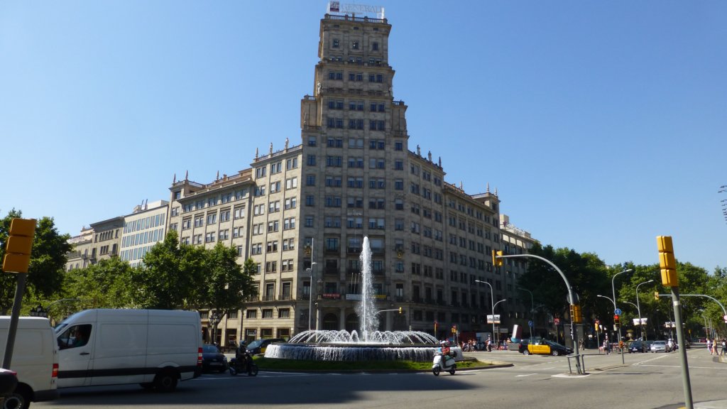 http://www.tonyco.net/pictures/Family_trip_2015/Barcelona/Barcelona/passeigdegracia.jpg