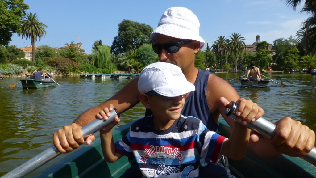 http://www.tonyco.net/pictures/Family_trip_2015/Barcelona/Parc_de_la_Ciutadella/photo13.jpg