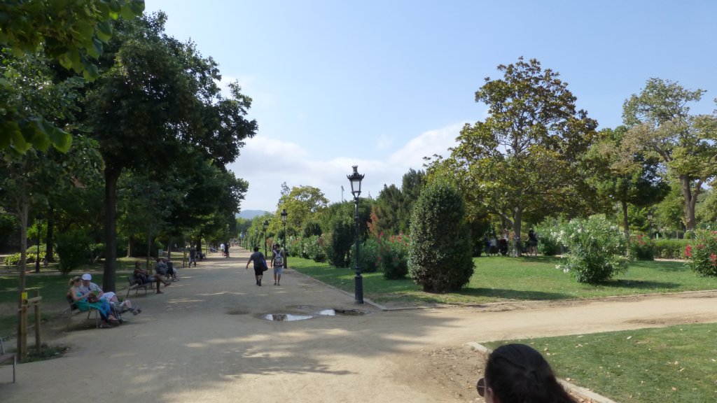 http://www.tonyco.net/pictures/Family_trip_2015/Barcelona/Parc_de_la_Ciutadella/photo2.jpg