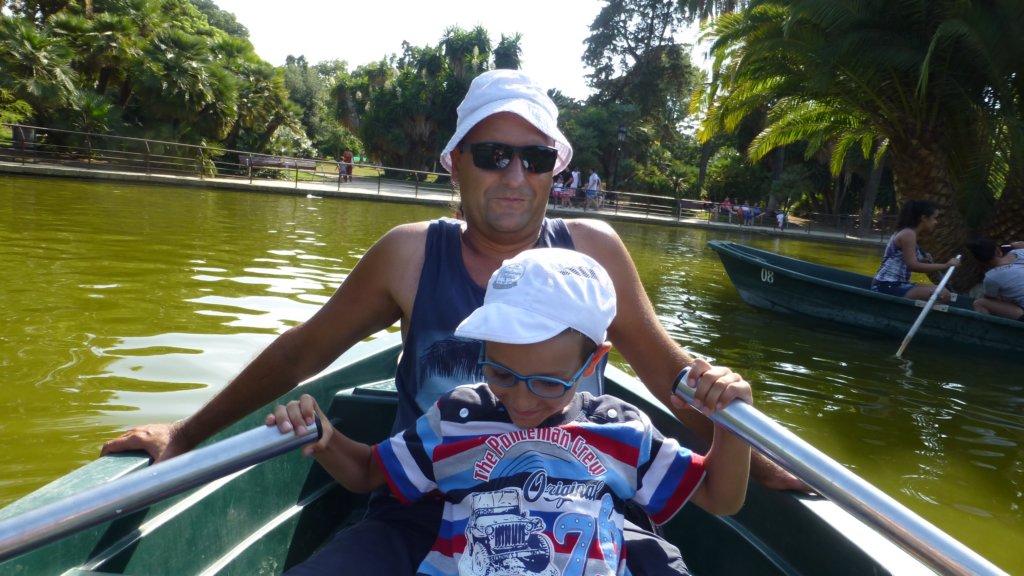 http://www.tonyco.net/pictures/Family_trip_2015/Barcelona/Parc_de_la_Ciutadella/photo23.jpg