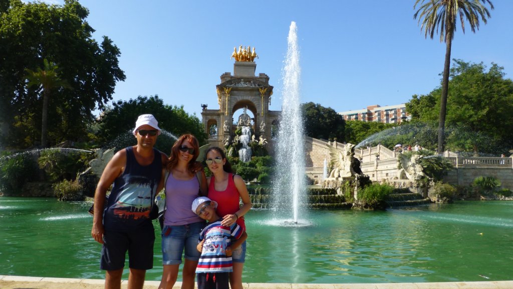 http://www.tonyco.net/pictures/Family_trip_2015/Barcelona/Parc_de_la_Ciutadella/photo28.jpg