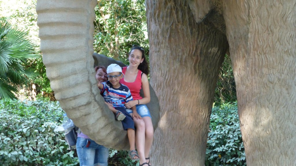 http://www.tonyco.net/pictures/Family_trip_2015/Barcelona/Parc_de_la_Ciutadella/photo31.jpg