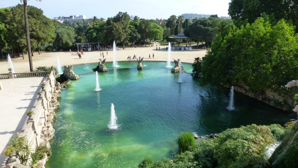 http://www.tonyco.net/pictures/Family_trip_2015/Barcelona/Parc_de_la_Ciutadella/photo36.jpg