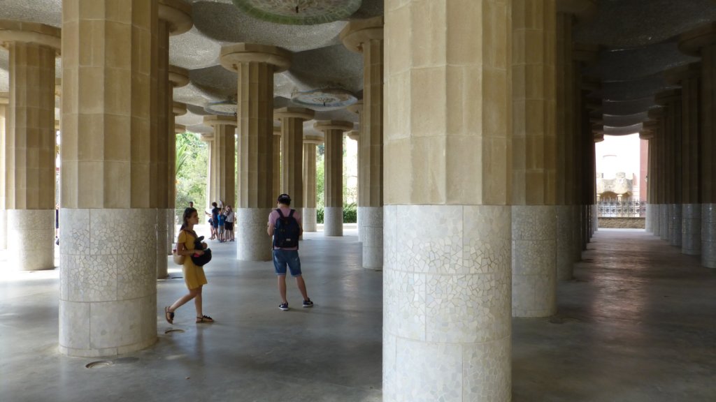 http://www.tonyco.net/pictures/Family_trip_2015/Barcelona/Park_Guell/hypostyleroom2.jpg