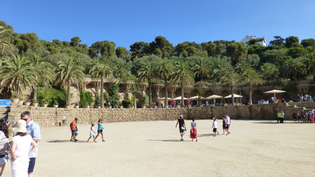 http://www.tonyco.net/pictures/Family_trip_2015/Barcelona/Park_Guell/photo2.jpg