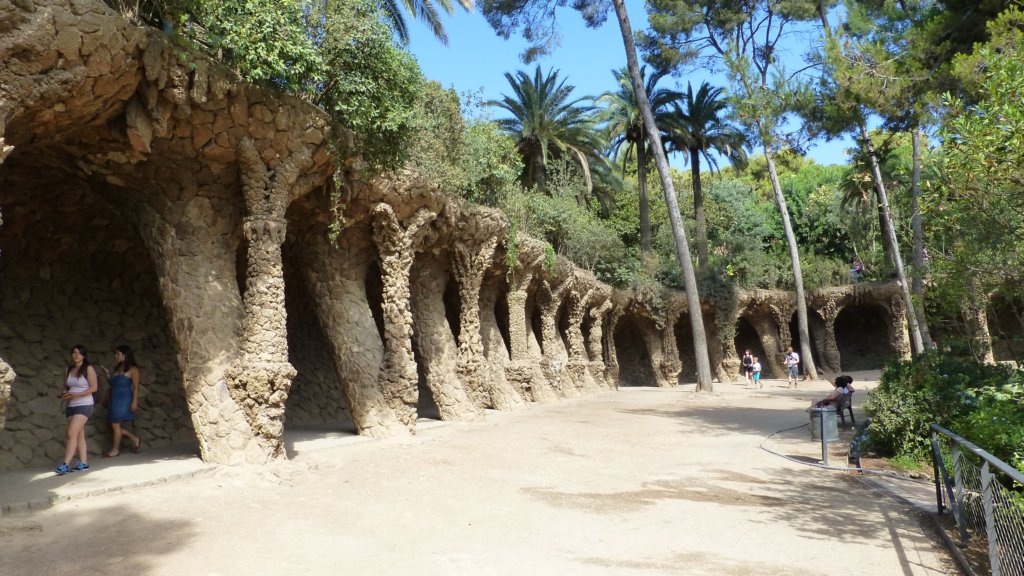 http://www.tonyco.net/pictures/Family_trip_2015/Barcelona/Park_Guell/porticoofthewasherwoman2.jpg