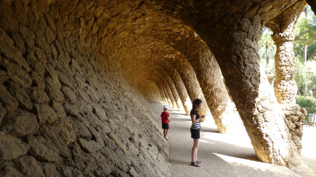 http://www.tonyco.net/pictures/Family_trip_2015/Barcelona/Park_Guell/porticoofthewasherwoman3.jpg