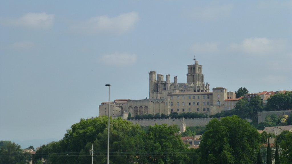 http://www.tonyco.net/pictures/Family_trip_2015/Canal_du_Midi_Beziers/bezierscathedral.jpg