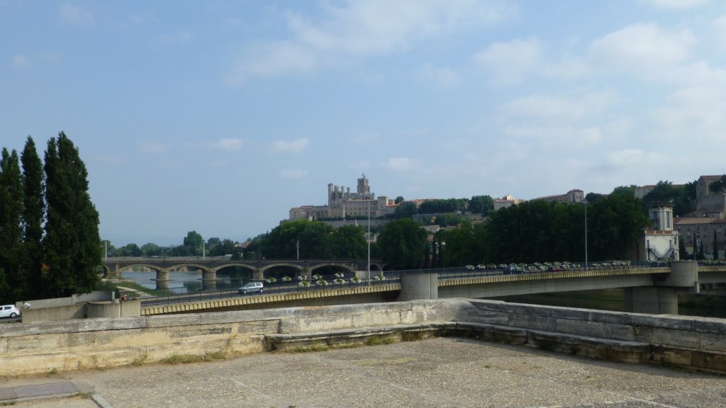 http://www.tonyco.net/pictures/Family_trip_2015/Canal_du_Midi_Beziers/bezierscathedral2.jpg