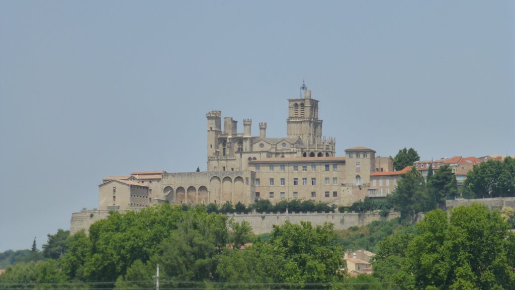 http://www.tonyco.net/pictures/Family_trip_2015/Canal_du_Midi_Beziers/bezierscathedral3.jpg