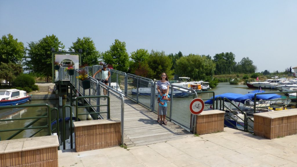 http://www.tonyco.net/pictures/Family_trip_2015/Canal_du_Midi_Beziers/colombiers.jpg