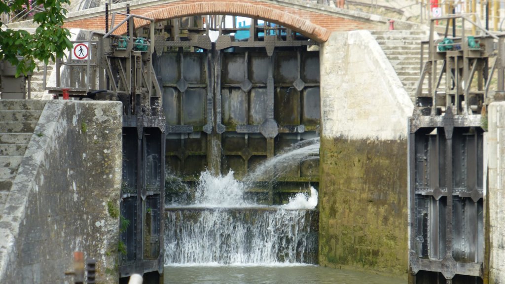 http://www.tonyco.net/pictures/Family_trip_2015/Canal_du_Midi_Beziers/eclusesdefoncerannes10.jpg