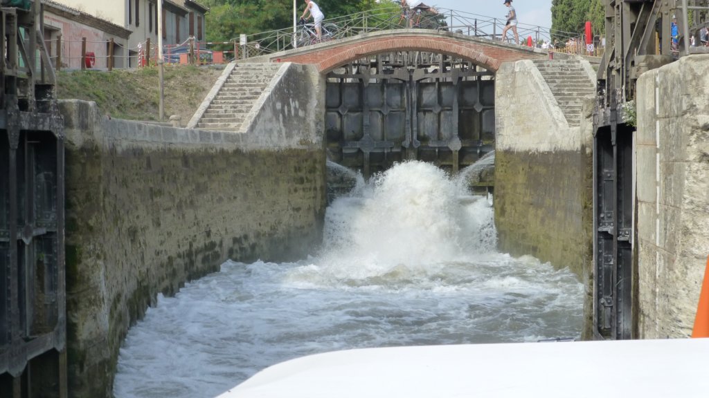 http://www.tonyco.net/pictures/Family_trip_2015/Canal_du_Midi_Beziers/eclusesdefoncerannes15.jpg