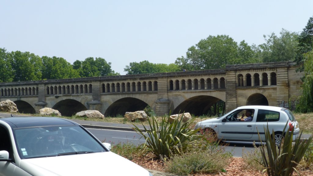 http://www.tonyco.net/pictures/Family_trip_2015/Canal_du_Midi_Beziers/orbaqueduct.jpg