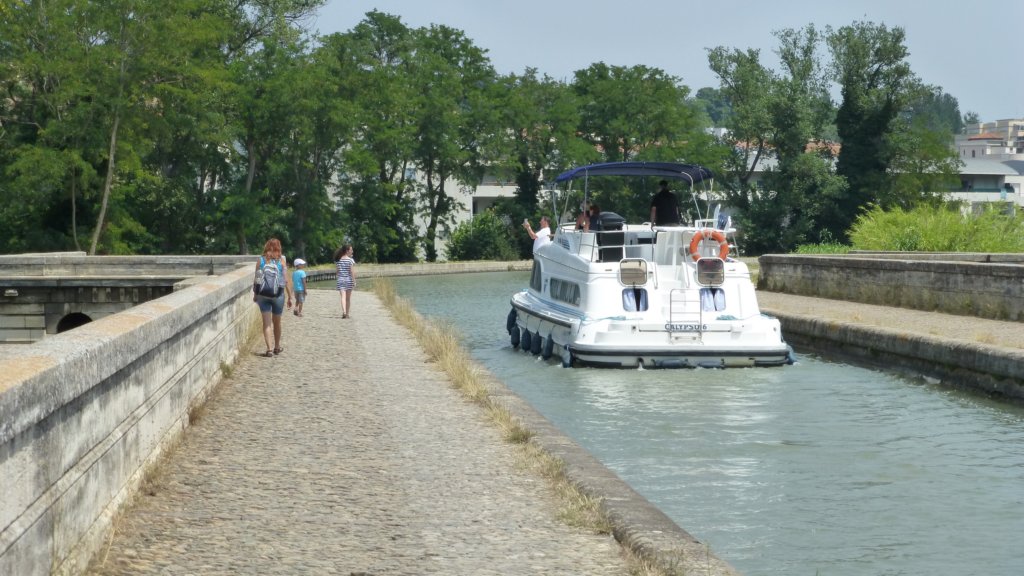 http://www.tonyco.net/pictures/Family_trip_2015/Canal_du_Midi_Beziers/orbaqueduct10.jpg