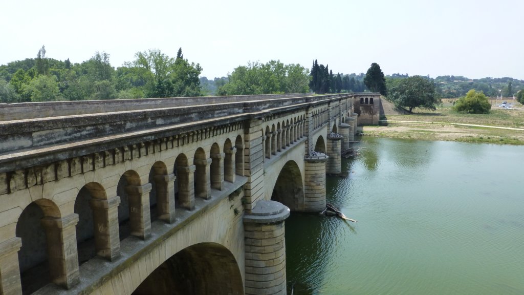 http://www.tonyco.net/pictures/Family_trip_2015/Canal_du_Midi_Beziers/orbaqueduct11.jpg
